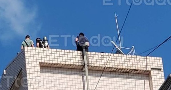 Phát hiện thi thể nam giới đang phân huỷ trong bồn nước chung cư