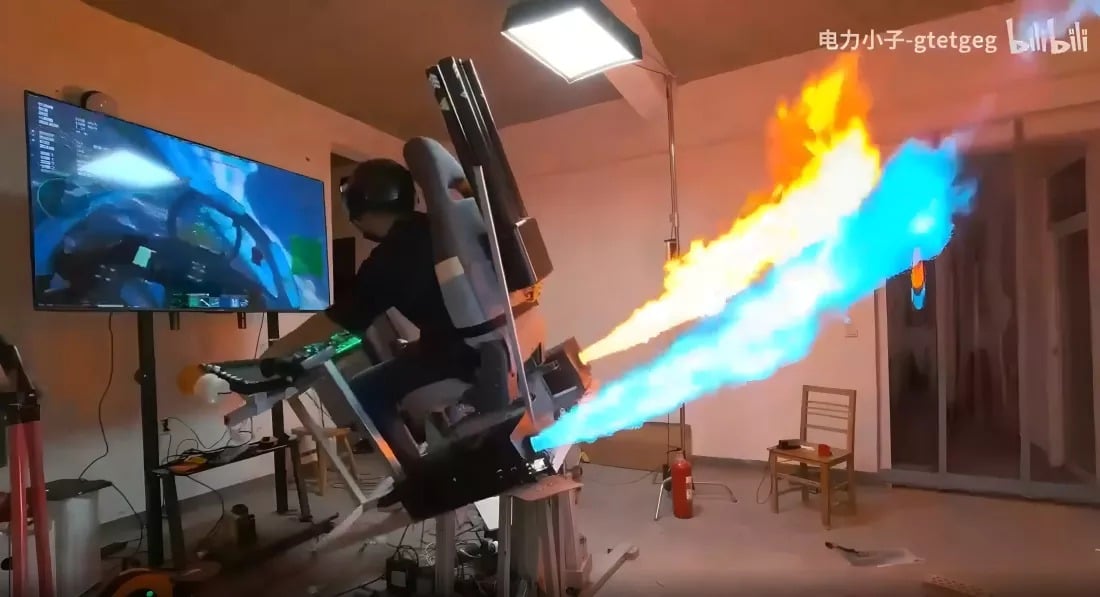 Game thủ tự chế buồng lái máy bay có thể bắn tên lửa và "backfire"