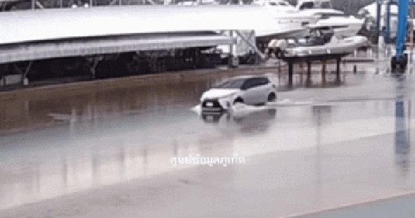Sau mưa lụt, ô tô đi vào đoạn đường ngập nước rồi lao thẳng xuống biển, cảnh tượng sau đó mới khó tin