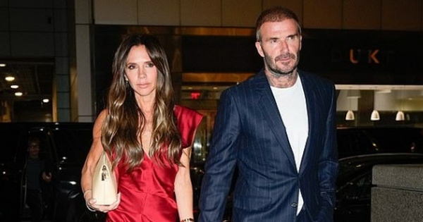 Vợ chồng David - Victoria Beckham nắm tay tình cảm xuống phố