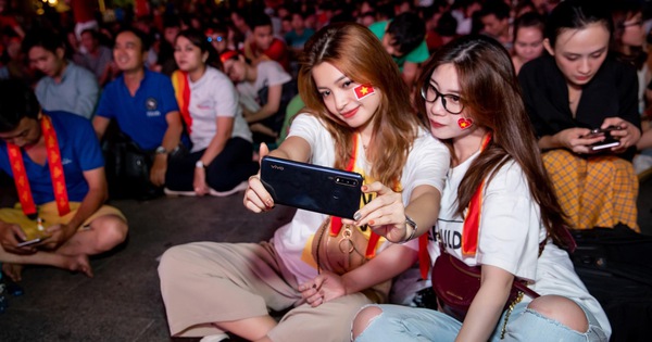 Giải mã chiếc điện thoại được hàng loạt tín đồ túc cầu selfie tại trận đấu vòng loại World Cup Việt Nam - UAE