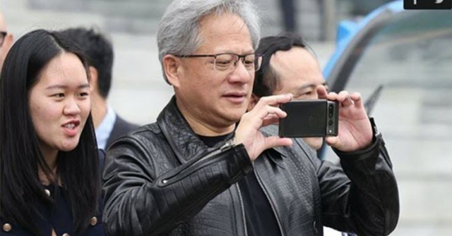 Chủ tịch Nvidia Jensen Huang dùng điện thoại của hãng nào?