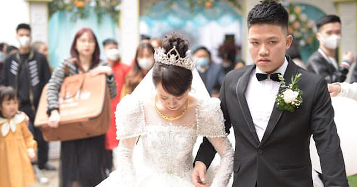 Lấy anh hàng xóm cách nhà 100m, cô gái không được ngồi xe hoa vì quá gần