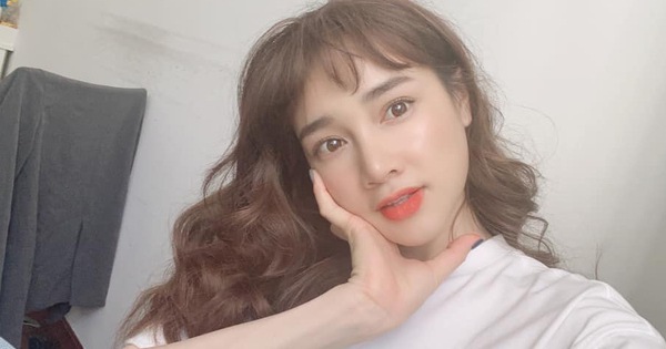 Nhã Phương đổi tóc xoăn “mì tôm bà thím”, nhưng chỉ selfie sương sương thôi đã nhận bão like vì quá xinh