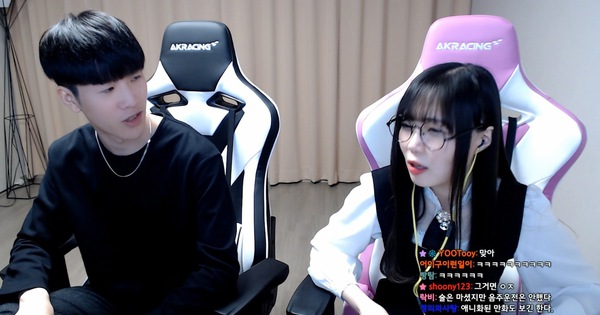 Không như vài game thủ lẻ loi leo rank, TheShy lại dành trọn tối Valentine bên cạnh nữ streamer xinh đẹp!