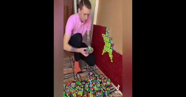 Clip: Trai tây dùng Rubik xếp hình cờ đỏ sao vàng 