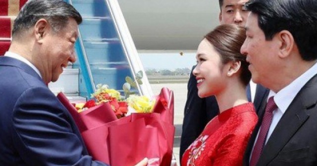 Nữ sinh Học viện Ngoại giao chia sẻ khoảnh khắc tặng hoa Tổng Bí thư, Chủ tịch nước Trung Quốc Tập Cận Bình