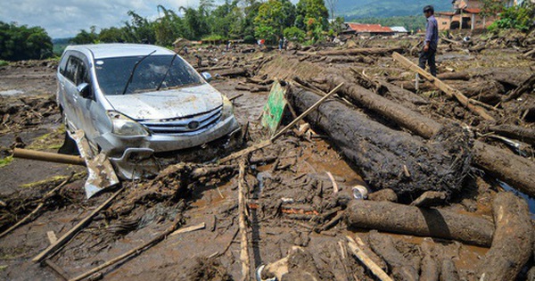 Chùm ảnh: Lũ lụt càn quét gây chết người, tạo cảnh tượng kinh hoàng tại Indonesia