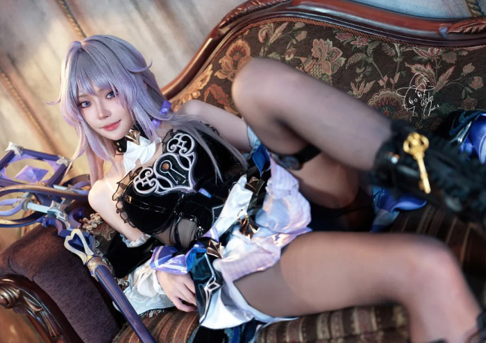 Đến với cosplay Herta đầy gợi cảm trong Honkai: Star Rail