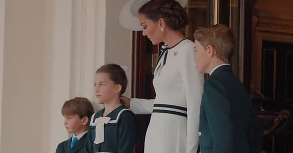 Cử chỉ ngọt ngào của Vương phi Kate dành cho con gái Charlotte phía sau hậu trường khiến công chúng tan chảy