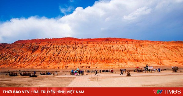 Bất chấp nắng nóng 62°C, du khách đổ đến 