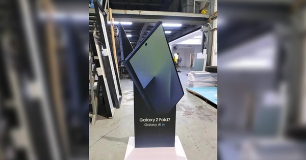 Galaxy Z Fold7 với thiết kế siêu mỏng lộ diện theo cách không thể kỳ lạ hơn: Trong... xưởng in