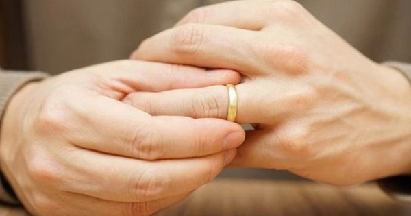 Phát hiện vợ ngoại tình với hàng xóm, chồng làm một việc khiến ai nấy sốc nặng