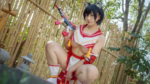 Cực phẩm Cosplay Kasuga Tsubaki từ Blue Archive, anh em lại mất ngủ