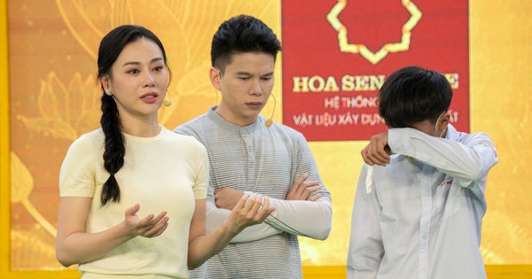 Bà xã shark Bình - diễn viên Phương Oanh bật khóc kể về biến cố năm 15 tuổi