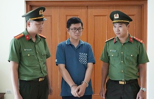 Bắt 2 "ông trùm" 8X dùng công nghệ cao điều hành gần 400 website "phim đen", phát tán hơn 22.000 clip đồi trụy
