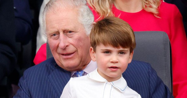Tài năng ít ai ngờ của Vua Charles khiến Hoàng tử George và Công chúa Charlotte "mê tít"