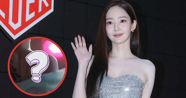 Tấm lưng trần gây sốc của Park Min Young