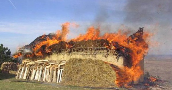 Bí ẩn về những “ngôi nhà bốc cháy”: Tại sao người dân vùng đất này luôn tự đốt nhà của mình mỗi 60 năm?