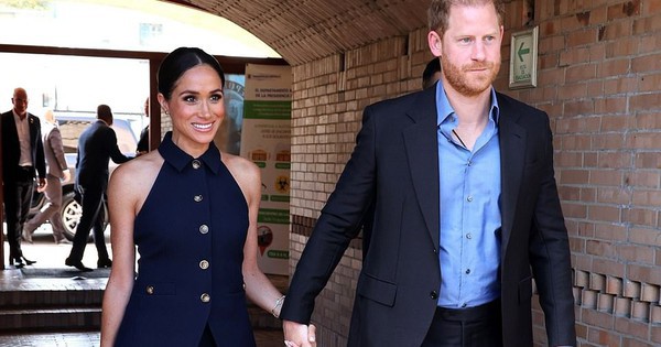 Vợ chồng Harry và Meghan thực hiện chuyến thăm quốc tế mới, xuất hiện tay trong tay với nụ cười rạng rỡ