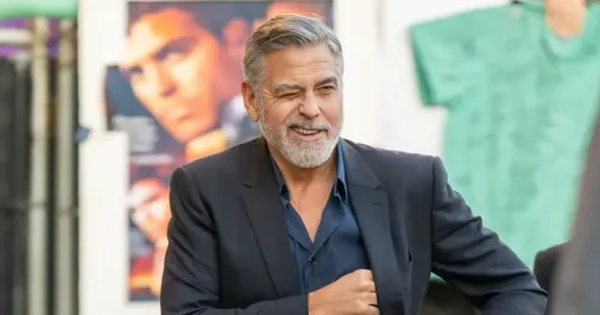 George Clooney tự đấu giá chính mình