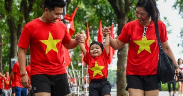 Em bé 2 tuổi theo bố mẹ tham gia sự kiện đi bộ mừng Quốc khánh