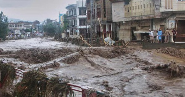 Lũ quét khủng khiếp, gần 200 người chết ở Pakistan, trực thăng cứu hộ gặp nạn