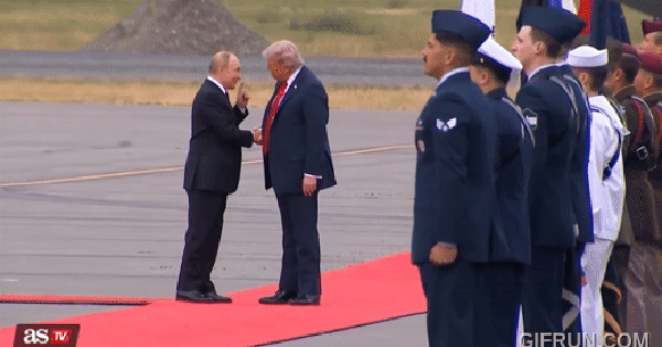 Cái bắt tay lịch sử gây sốt toàn cầu của 2 ông Trump và Putin: Chuyên gia giải mã ẩn số thú vị phía sau