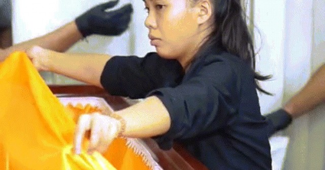 Chuyên 'làm đẹp' cho tử thi, 2 cô gái ở TPHCM kể những cách vượt qua nỗi sợ hãi