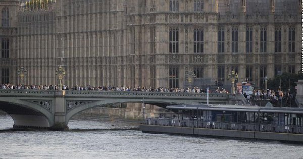 Người dân Anh tiễn biệt Nữ hoàng Elizabeth II lần cuối