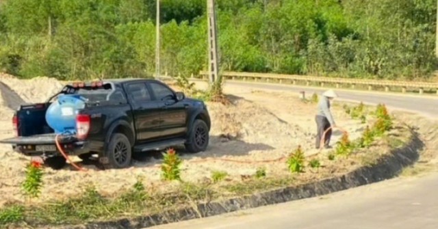 Xúc động chuyện chồng trồng 1 km phượng vĩ, 1.000 cây hoa hồng để tưởng nhớ vợ