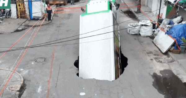 Khoảnh khắc gây sốc: Xe tải chở nước ngọt bất ngờ 
