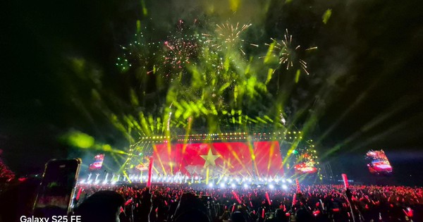 Mang Galaxy S25 FE đi concert Em Xinh Say Hi: Xinh iu xa mấy cũng hóa gần ngay trước mắt