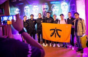 Quá yêu mến Fnatic, một fan hâm mộ đã mở luôn cửa hàng bày bán các sản phẩm của đội tuyển này tại Hàn Quốc