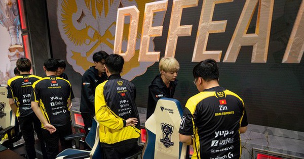 LMHT - CKTG ngày 4: SKT và G2 bất bại lượt đi, GAM Esports tan vỡ trước Fun Plus Phoenix