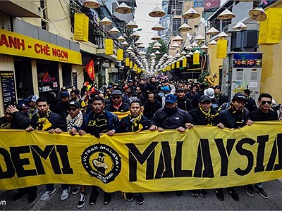 Nhóm CĐV Ultras Malaysia đốt pháo sáng diễu hành gây náo loạn phố cổ Hà Nội trước trận chung kết