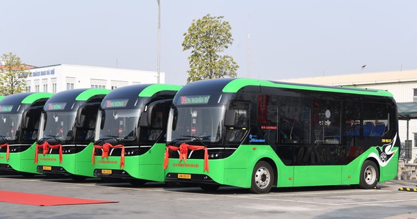 Ảnh thực tế dàn xe bus điện VinFast mới bàn giao: Chứa tối đa 60 người, sàn hạ thấp cho cả xe lăn lên