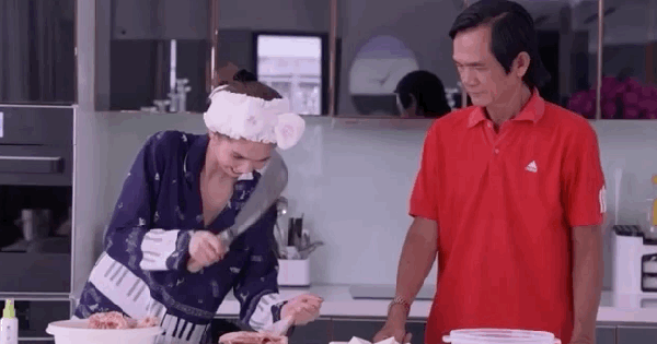 Ngọc Trinh lần đầu trổ tài nấu ăn bên ba ruột: Nhìn màn chặt thịt mà muốn nín thở nhưng thành quả lại gây bất ngờ!