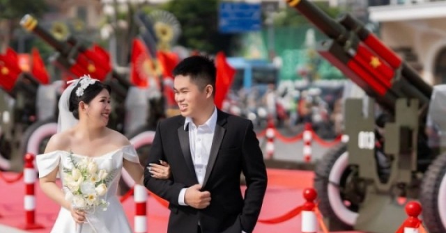 Dàn đại bác lễ 30/4 thành điểm chụp ảnh cưới 
