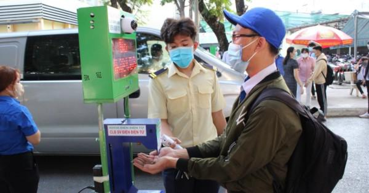 Thầy giáo làm máy đo thân nhiệt '3 trong 1' mừng học sinh trở lại trường