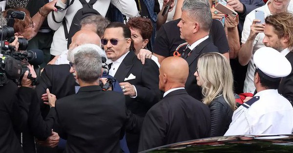 Johnny Depp khóc khi nhận 7 phút vỗ tay, được biển người hâm mộ chào đón ở LHP Cannes 2023