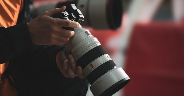 Ống kính máy ảnh đầu tiên trên thế giới zoom 150mm, khẩu độ không đổi