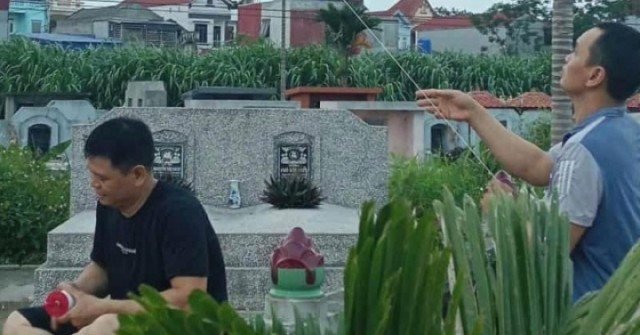 Cảnh khó tin trong nghĩa trang ở Hưng Yên buổi chiều hè gây sốt mạng