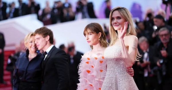 Angelina Jolie mặc chiếc váy có mức giá không tưởng trên thảm đỏ LHP Cannes 2025