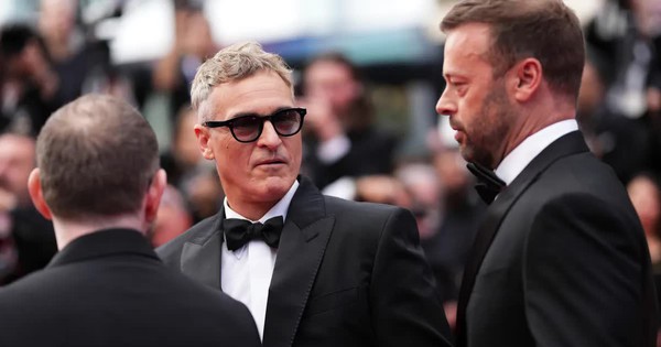 Joaquin Phoenix bật khóc tại LHP Cannes