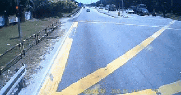 Đang đứng chờ đèn đỏ, xe máy bị xe tải tông từ đằng sau, camera ghi lại giây phút cuối đời của nạn nhân