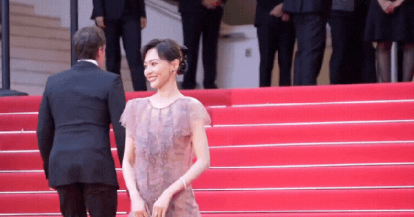 Clip bẽ mặt tại Cannes: Đến minh tinh hạng A như Đường Yên cũng bị bảo vệ thẳng mặt đuổi khỏi thảm đỏ!