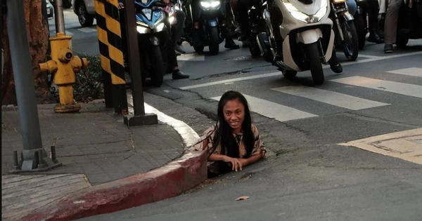 Bất ngờ chui lên đường phố từ dưới lòng đất, 