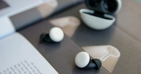 Cận cảnh Google Pixel Buds 2 tại Việt Nam: Thiết kế không dây hoàn toàn, từ tai đến vỏ sạc đều rất đẹp, giá 4,99 triệu đồng