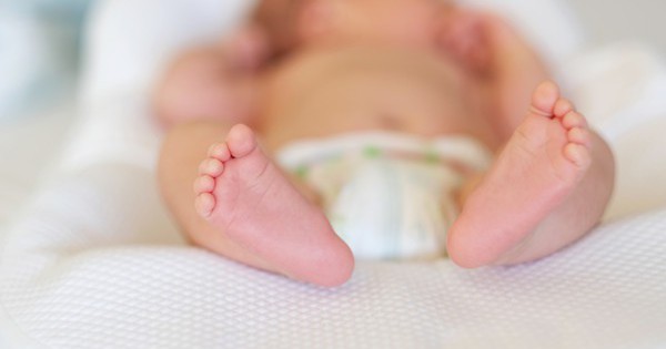 Bé trai 6 tuổi ở Pháp tự ý vào phòng bệnh, ném bé gái sơ sinh xuống đất tử vong vì “tưởng là búp bê”